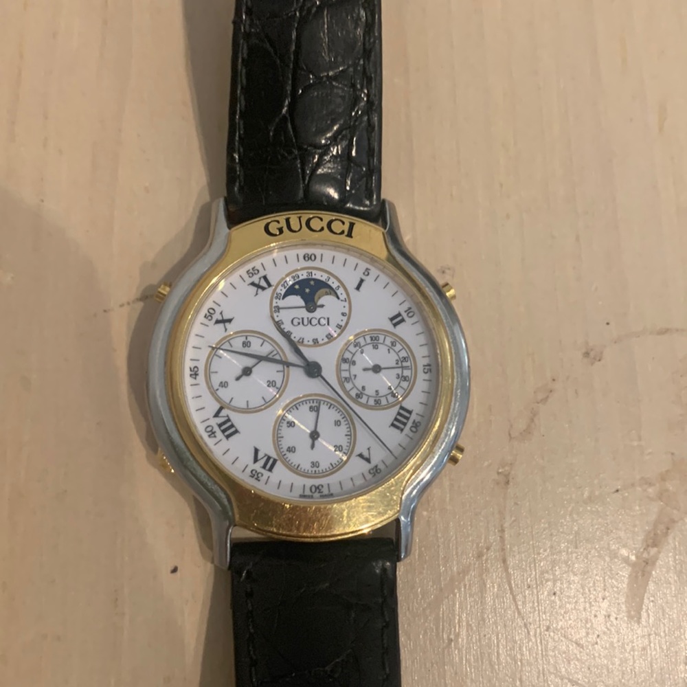 Gucci 8300 M used leather black strap. NEEDS new BATTERIES